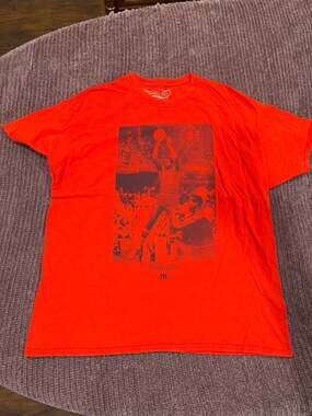 Mitchell & Ness Moses Malone Philadelphia 76ers NBA Graphic Tee Shirt Red XL